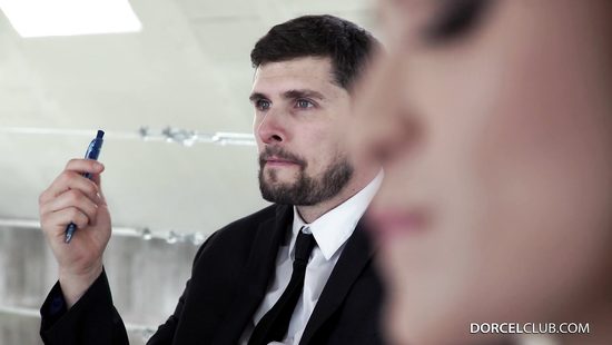 В обеденный перерыв секретарша загнулась раком и дала боссу на улице