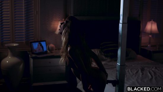 Худенькая блондинка напросилась на жесткий трах с мускулистым негром