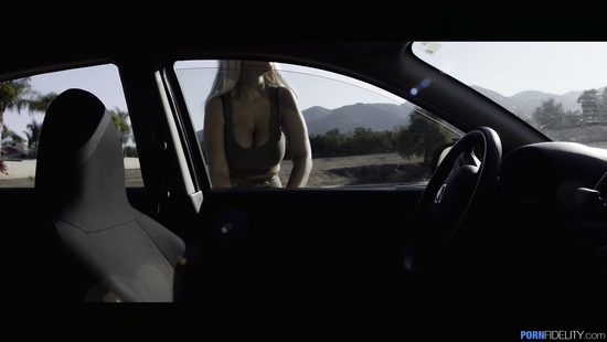 Фигуристая блонда нарвалась на ролевую игру с жесткой еблей в бритую киску