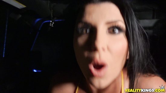 Молодые парни устроили сисястой мамаше жесткий трах  в грузовом фургоне