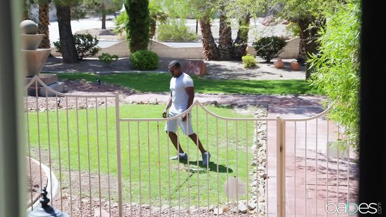 Рыжая красотка прогнала мужа и страстно трахается с чернокожим соседом