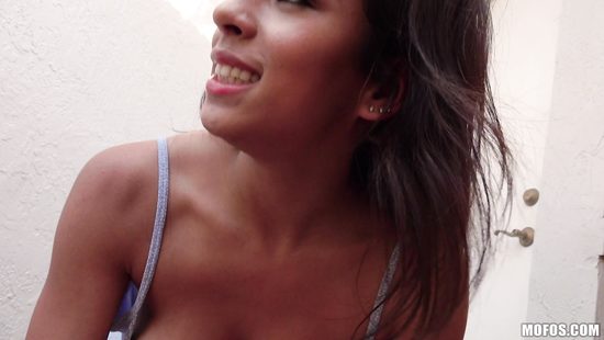 Сисястая мулатка перепихнулась с пикапером в переулке и наглоталась спермы