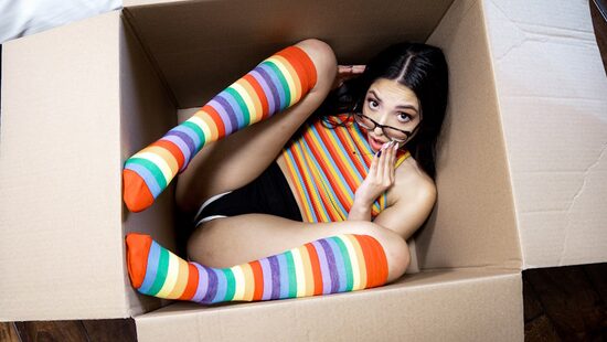 Распаковка сводной сестры начинается