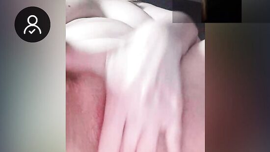 Милфа дрочит на камеру :))