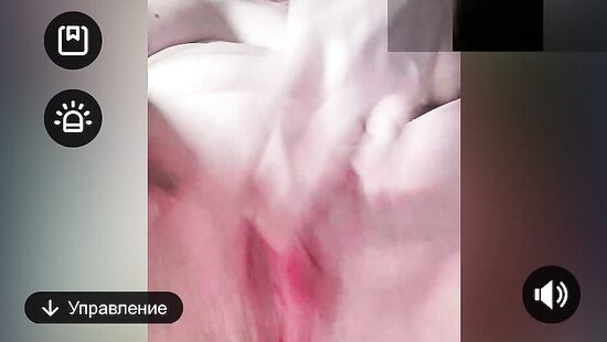 Милфа дрочит на камеру :))