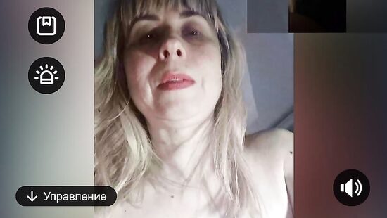 Милфа дрочит на камеру :))