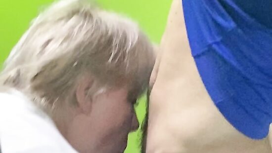 Блондинка сосет  в кфс