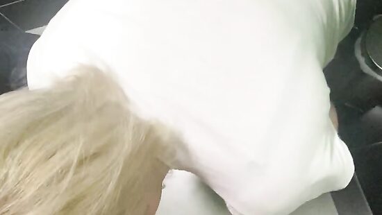 Блондинка сосет  в кфс