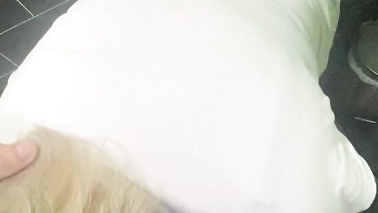 Блондинка сосет  в кфс