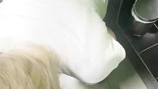 Блондинка сосет  в кфс