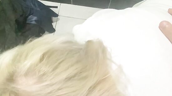 Блондинка сосет  в кфс