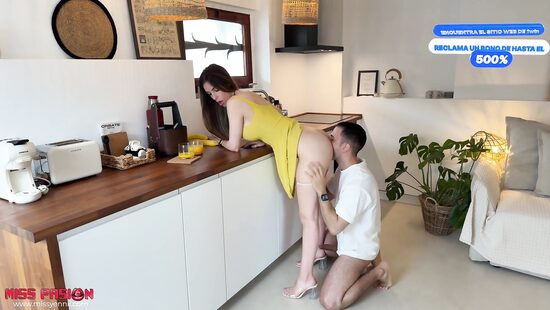 Девушка в пролёте, но не без оргазма