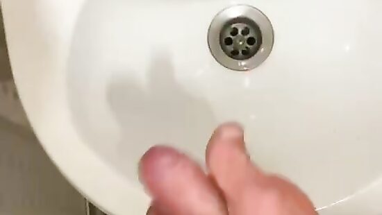 Дрочу напротив себя