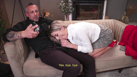 В офисе под прикрытием без трусиков