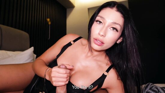 Примерка с сюрпризом под трусиками