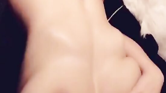 Смотрю порно и трогаю свои сиськи