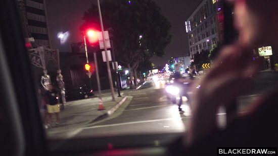 В гостиничном номере белая тёлка и огромный негр проверили совместимость