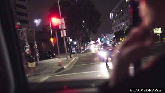 Ко дню рождения устроила парню сюрприз и пригласила для секса подругу