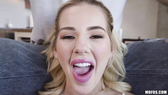 Миниатюрная блондинка принимает в киску большой член пошлого парня