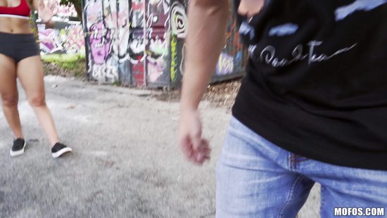 Мускулистый парень отжарил сексапильную латинку на баскетбольной площадке