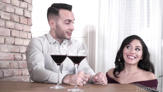 Наглые друзья усадили сексапильную брюнетку сразу на два больших члена