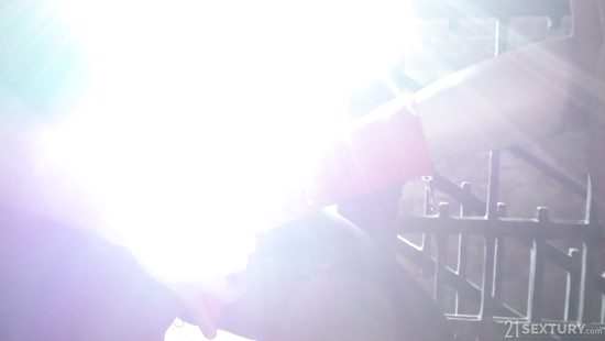 Ослепительная шлюшка порадовала мужика фут фетишем и анальным сексом