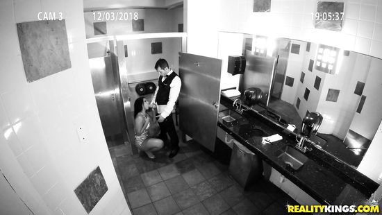 Латинка пришла в ресторан со своим парнем, а трахнулась с официантом