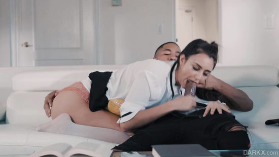 Негр жестко отодрал свою белую девушку в рот и пизду на диване