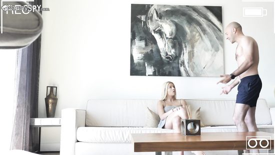 Блондинистая няня дрочит выбритую письку вибратором и трахается с мужиком