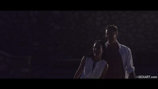 Умелый парень заставил изящную брюнетку кончать от куни и нежного траха