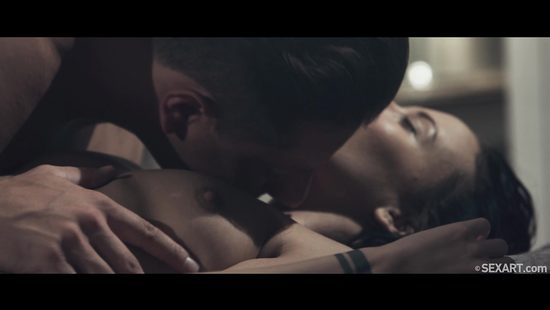 Умелый парень заставил изящную брюнетку кончать от куни и нежного траха