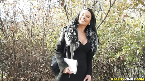 Спросил дорогу в незнакомом городе, а получил шикарный секс с брюнеткой