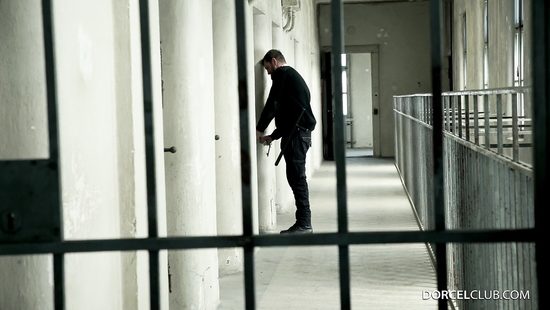 Юная проститутка в тюремной камере переспала со следователем