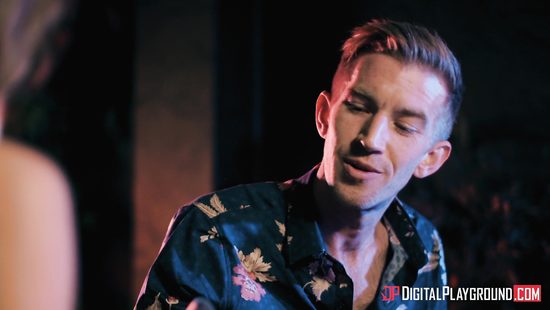 Проникновение в стриптизершу Abigail Mac огромным членом босса