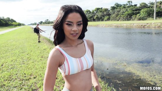 Продажная латинка повелась на богатого пикапера и потрахалась в кустах