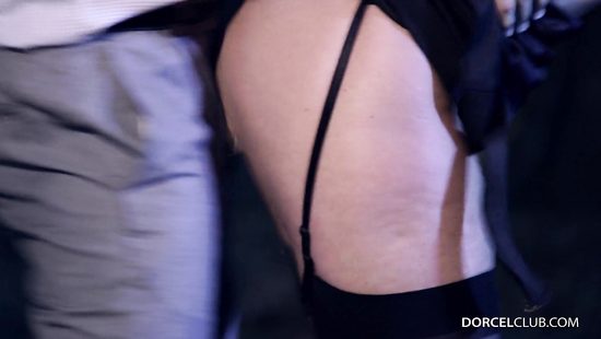 Длинноногая баба трахается с незнакомцем на природе перед наивной девушкой