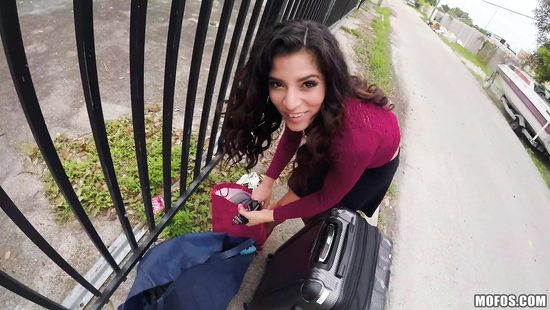 Водитель развел кучерявую латиночку на секс и бросил в переулке с вещами