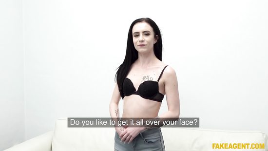 Худенькая деваха стойко переносит жесткий трах в письку на секс кастинге