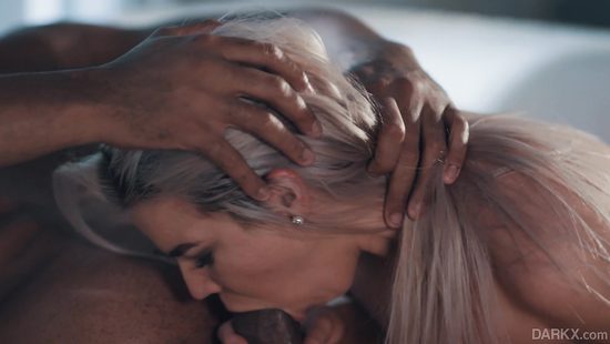 Костюмерша после фотосессии пригласила в гости черного самца с огромным членом