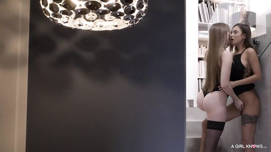 С утра в голове лишь мысли о лесбийском сексе