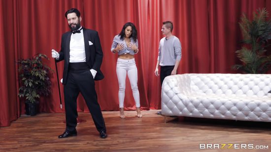 Фокусник сделал девушку из зала невидимой и выебал ее