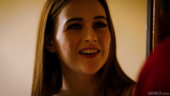 Стройная блонда торопится поскорей заполучить большой черный член