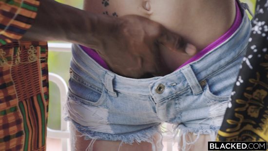 Девушка отблагодарила черных спасителей жестким сексом