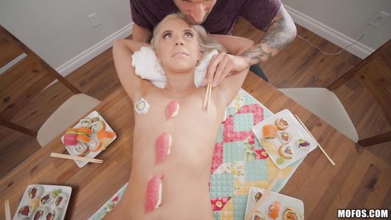 Суши и голую девочку, пожалуйста