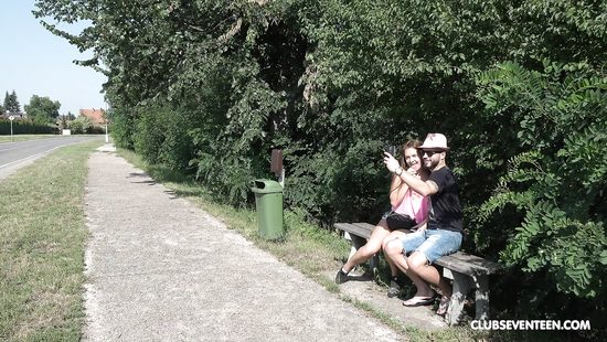 Пикапер вылизывает киску незнакомки на природе