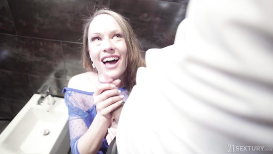 Пацан выебал в жопу красотку в туалете ночного клуба